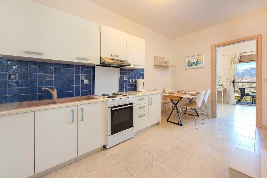 Kuchyň nebo kuchyňský kout v ubytování Renata's Villas