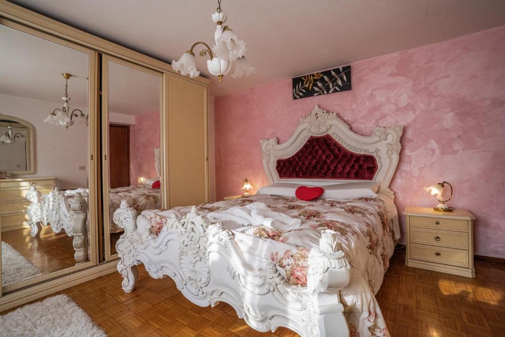 Кровать или кровати в номере Dama del Lago