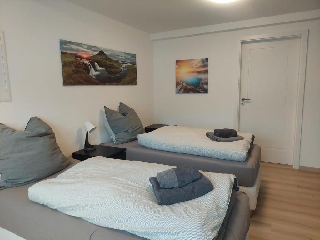 sypialnia z 2 łóżkami w obiekcie Ferienappartment & Ferienwohnung Banfetal w mieście Bad Laasphe