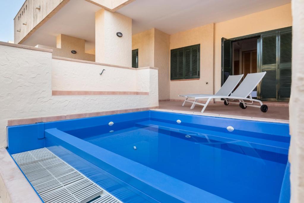 una piscina en una casa con una silla en Plaza Malta Oasis 2 Bajo en Fuente Alamo