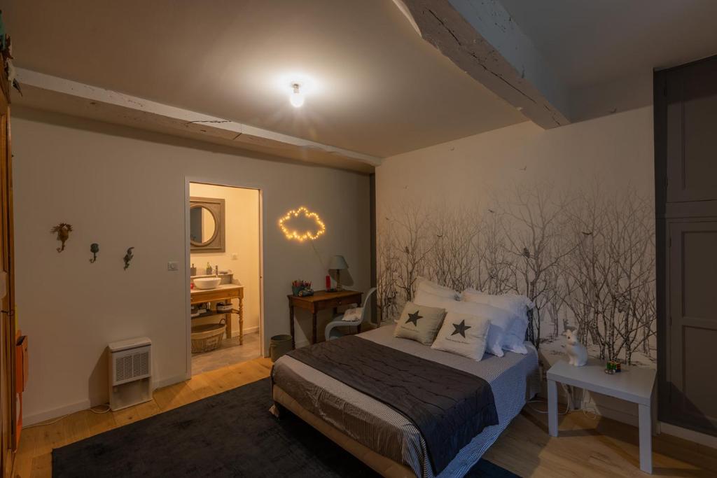 a bedroom with a bed and a desk in it at Mas des Coteaux - vue panoramique - piscine - babyfoot - pingpong - pétanque &amp; espace enfants à 1h de MONTAUBAN in Gramont