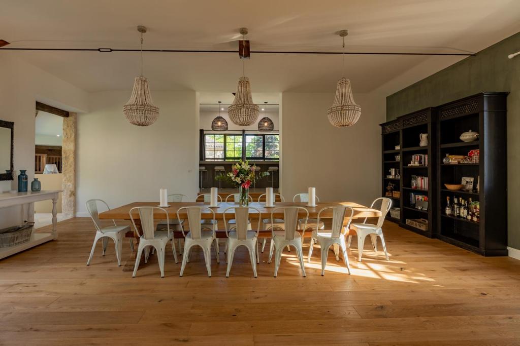 a dining room with a table and chairs at Mas des Coteaux - vue panoramique - piscine - babyfoot - pingpong - pétanque &amp; espace enfants à 1h de MONTAUBAN in Gramont