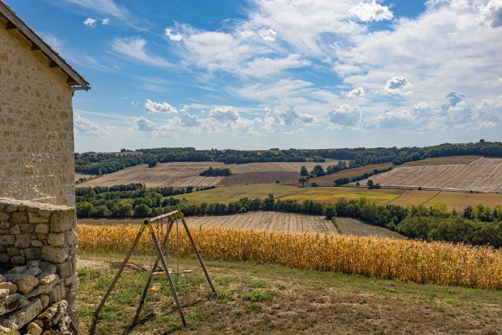 a view of the rolling hills from a farm house at Mas des Coteaux - vue panoramique - piscine - babyfoot - pingpong - pétanque &amp; espace enfants à 1h de MONTAUBAN in Gramont