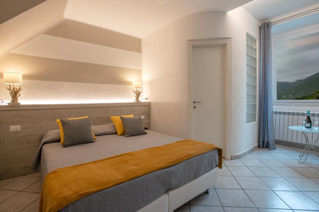 een slaapkamer met een bed in een kamer met een raam bij Casa Vacanze Da Paulin in Manarola