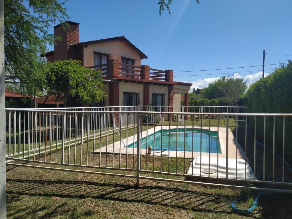 Bazén v ubytování Cabaña Arroyo de los Patos nebo v jeho okolí