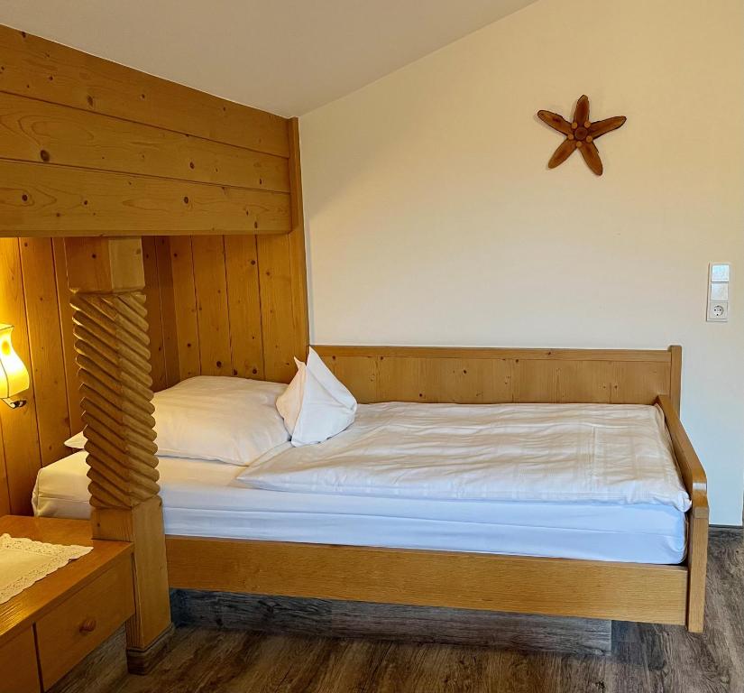 Postel nebo postele na pokoji v ubytování Hotel Gasthof Adler