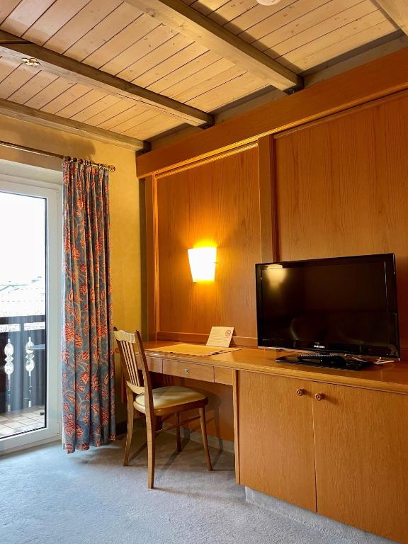 TV a/nebo společenská místnost v ubytování Hotel Gasthof Adler