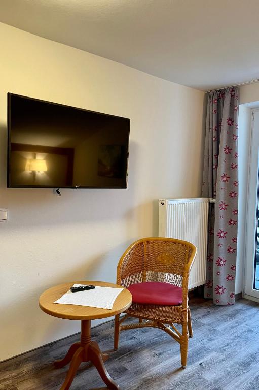 TV a/nebo společenská místnost v ubytování Hotel Gasthof Adler