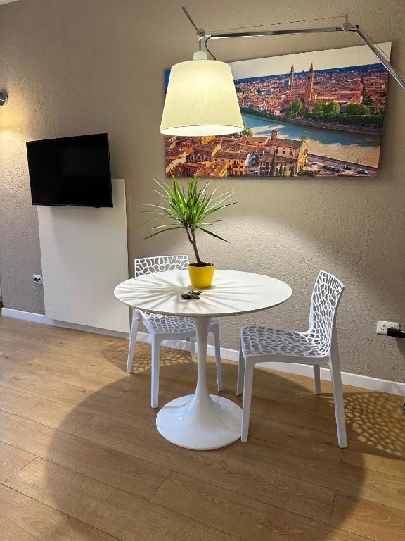 Televízia a/alebo spoločenská miestnosť v ubytovaní Domus Suites Verona