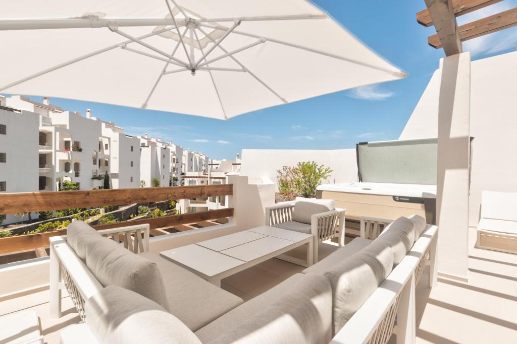 Balkón nebo terasa v ubytování Colinas-Tahona 3,3 PENTHOUSE POOL VIEW & JACUZZI