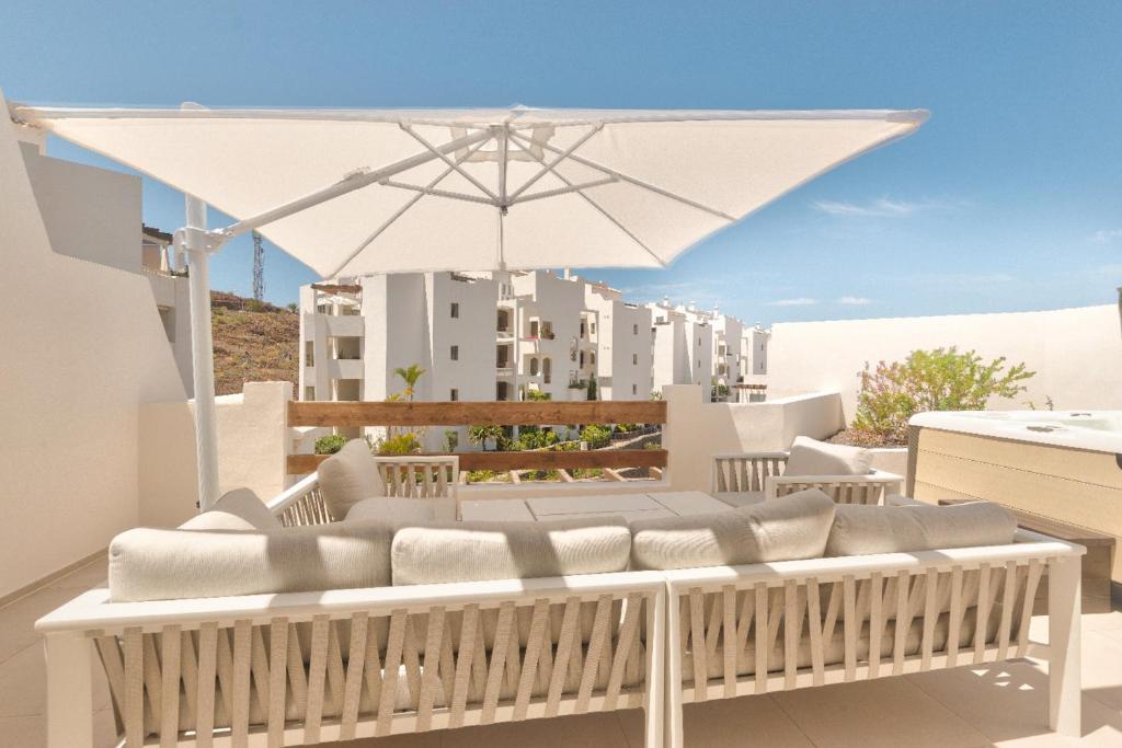 Balkón nebo terasa v ubytování Colinas-Tahona 3,3 PENTHOUSE POOL VIEW & JACUZZI