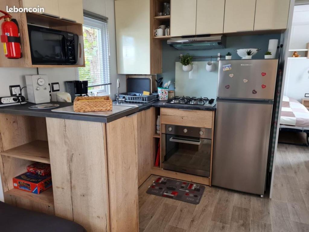 Kuchyňa alebo kuchynka v ubytovaní Pitch 875 Excellence range mobile home at Les Charmettes 4 without fun pass