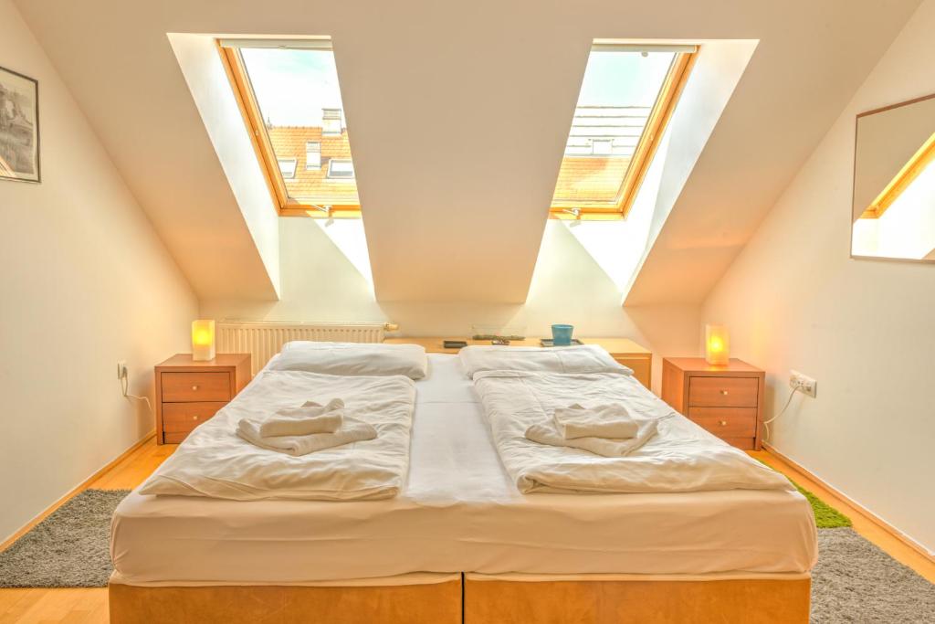 Posteľ alebo postele v izbe v ubytovaní Budapest Center Apartments