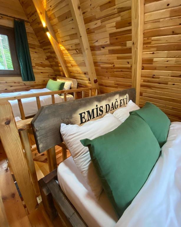 a room with a bed in a log cabin at EMİS DAĞEVİ in Fındıklı