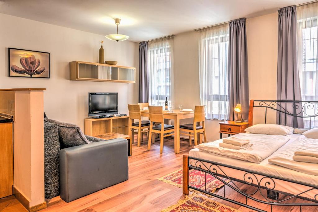 Televízia a/alebo spoločenská miestnosť v ubytovaní Budapest Center Apartments