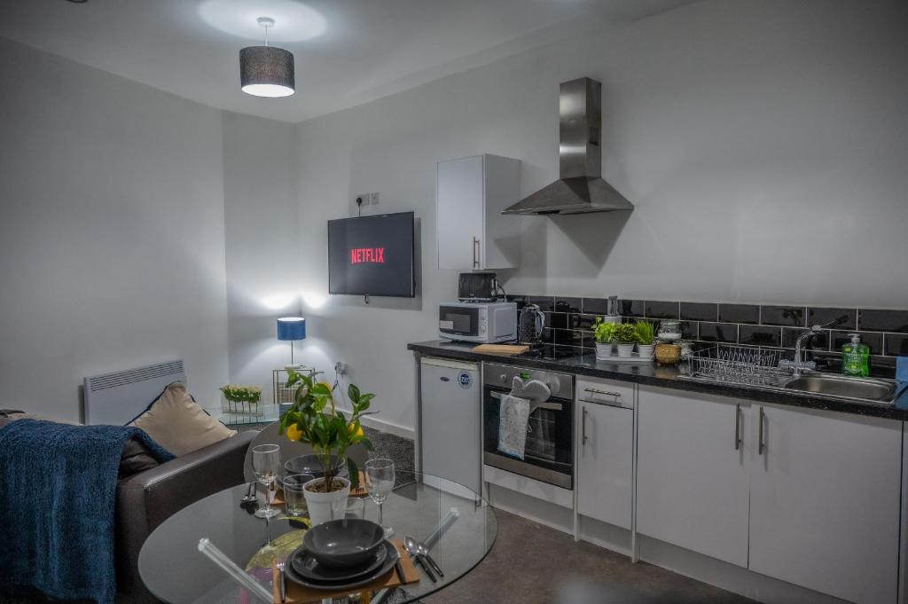 - une cuisine avec un canapé et une table dans une chambre dans l'établissement BV Homely 1 Bedroom Apartment At Shallow HIll Leeds, à Huddersfield