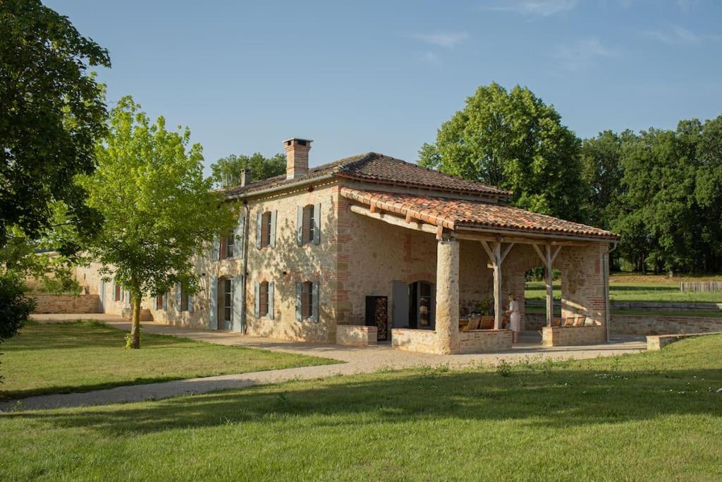 uma antiga casa de pedra com um gazebo num campo em L'Héritier, maison climatisée, 12pers avec piscine em Marzens