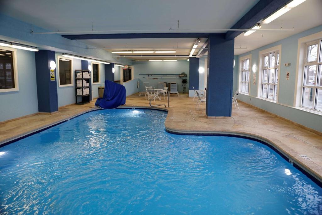 una gran piscina en una habitación con agua azul en Baymont by Wyndham Rockford, en Rockford