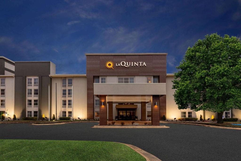 a rendering of the front of a hotel at La Quinta by Wyndham Jonesboro in Jonesboro