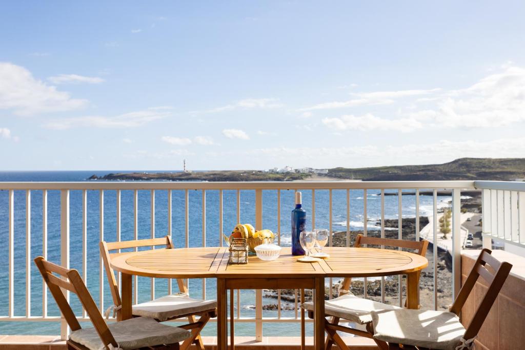 uma mesa numa varanda com vista para o oceano em Home2Book Poris Ocean View em Poris de Abona