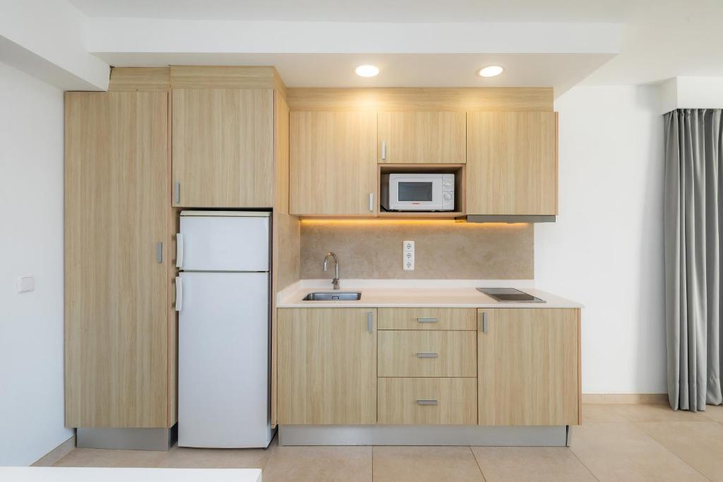Kuchyň nebo kuchyňský kout v ubytování Apartamento Aquamarina 5