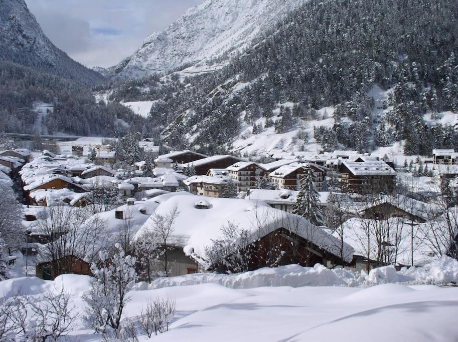 チェザーナ・トリネーゼにあるspazioso trilocaleの山々を背景に雪に覆われた村