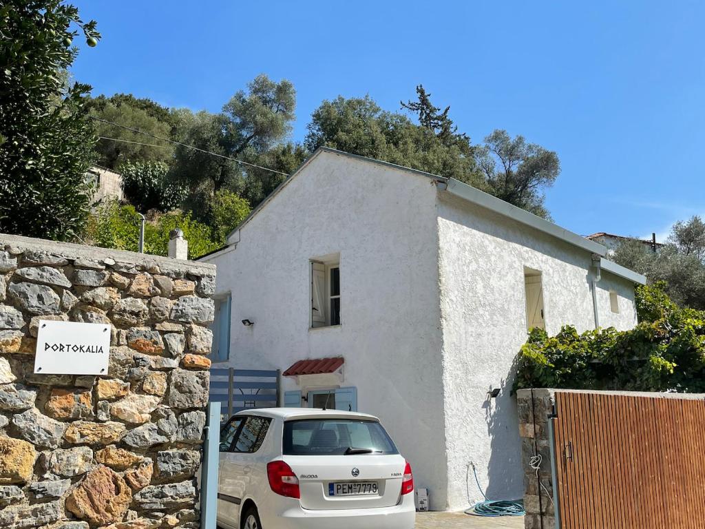 Το κτήριο όπου στεγάζεται  η παραθεριστική κατοικία