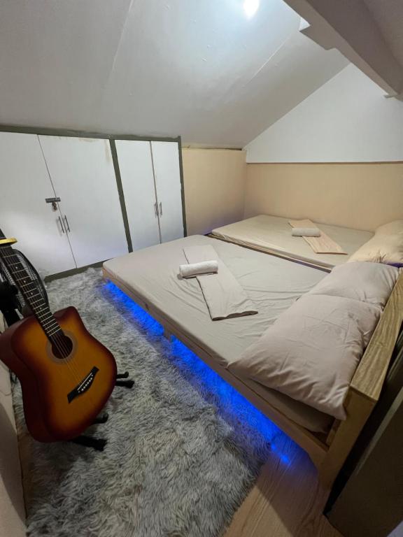 Postel nebo postele na pokoji v ubytování Loft Baler with Kitchen & Ideal for Work from Home Setup
