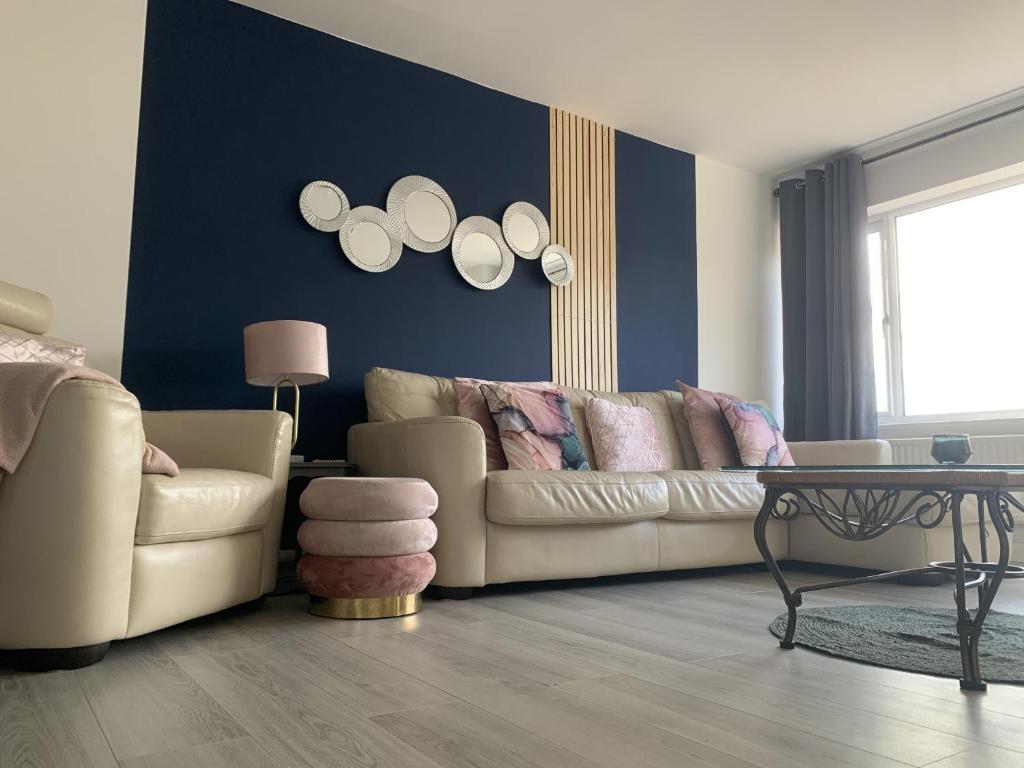 - un salon avec un canapé et une table dans l'établissement Crowthorne House, beautiful 3 bedroom Home for upto 8 Guests, with sofa bed Cul-de-sac with Private Driveway, à Nottingham