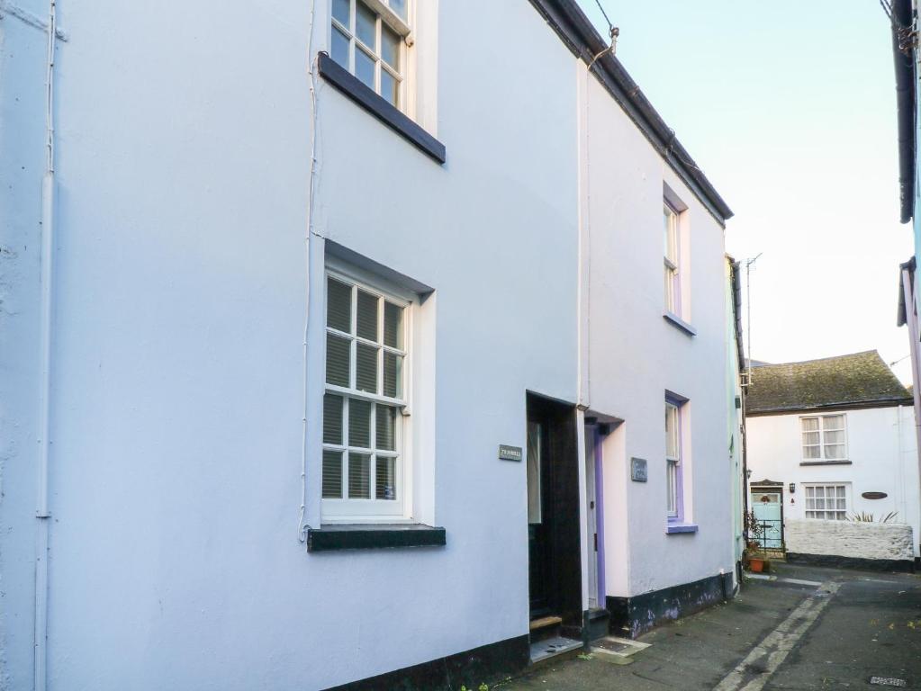 ビデフォードにある37 Market Streetの窓と通りの白い家