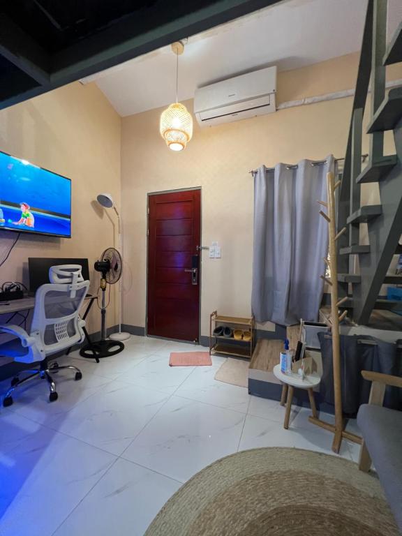 TV a/nebo společenská místnost v ubytování Loft Baler with Kitchen & Ideal for Work from Home Setup