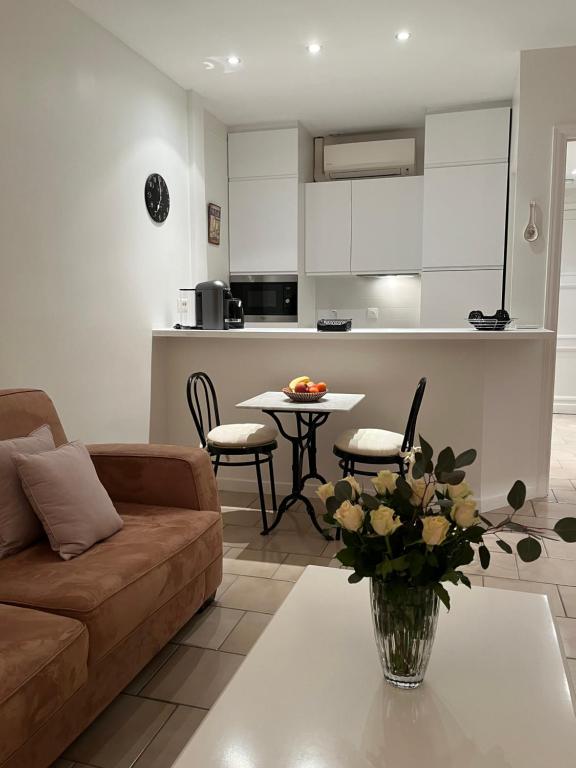 un salon avec un canapé et une table dans l'établissement Cannes, Croisette, Palais Miramar, à Cannes