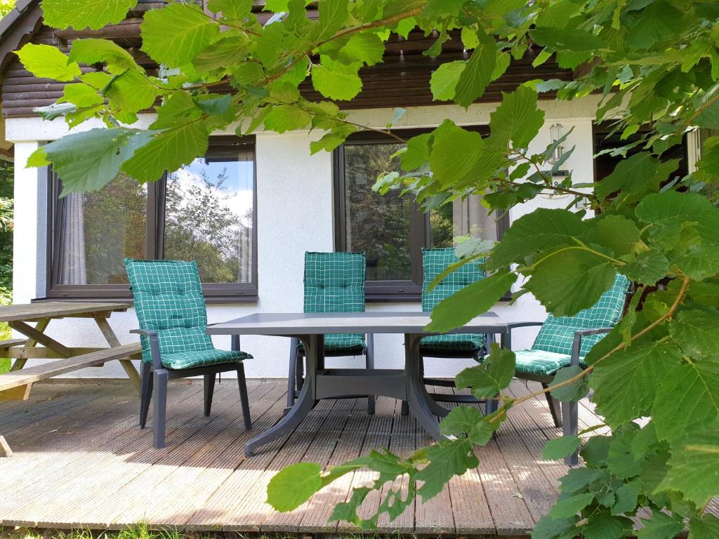 een terras met een tafel en stoelen bij Ferienhaus Tony- Dein persönliches Ferienhaus zum Wohlfühlen in Frankenau