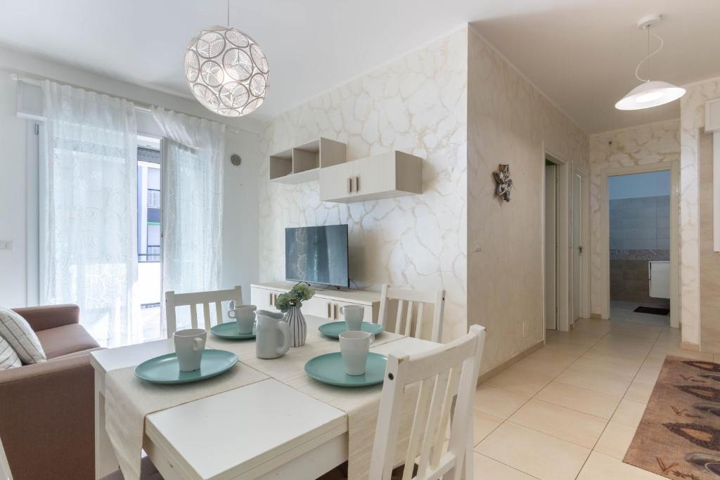A television and/or entertainment centre at Appartamento L'Approdo Trilo Blu - MyHo Casa