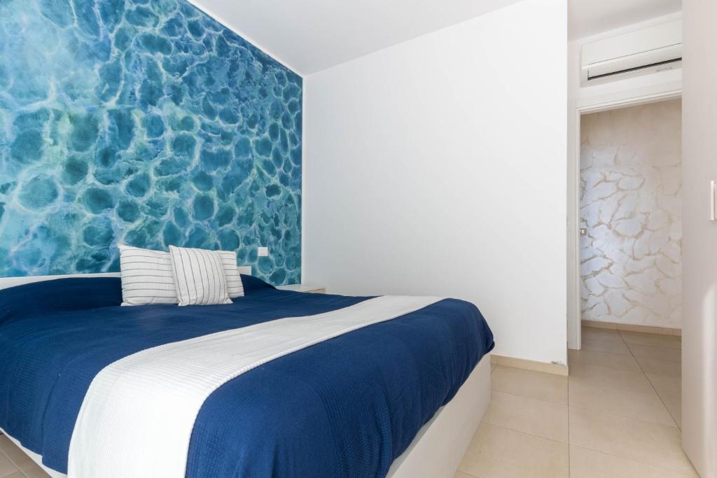 A bed or beds in a room at Appartamento L'Approdo Trilo Blu - MyHo Casa