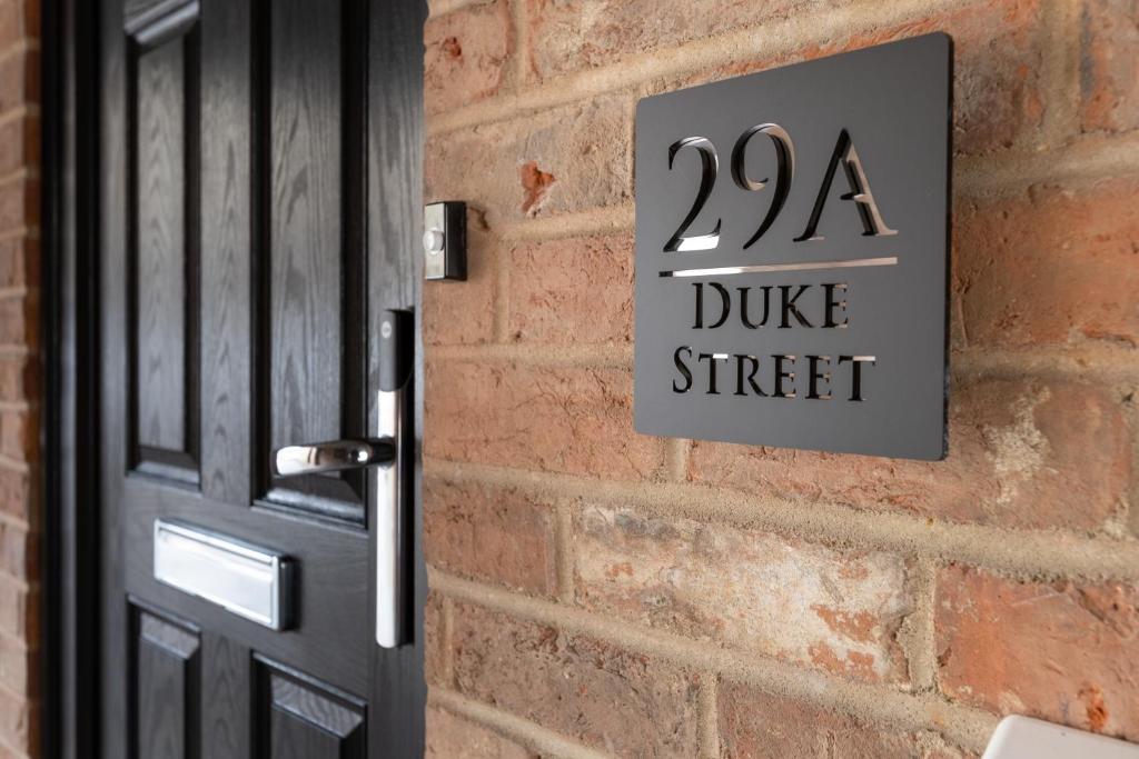 Una porta con un cartello che dice Duke Street di The Duke a Trowbridge
