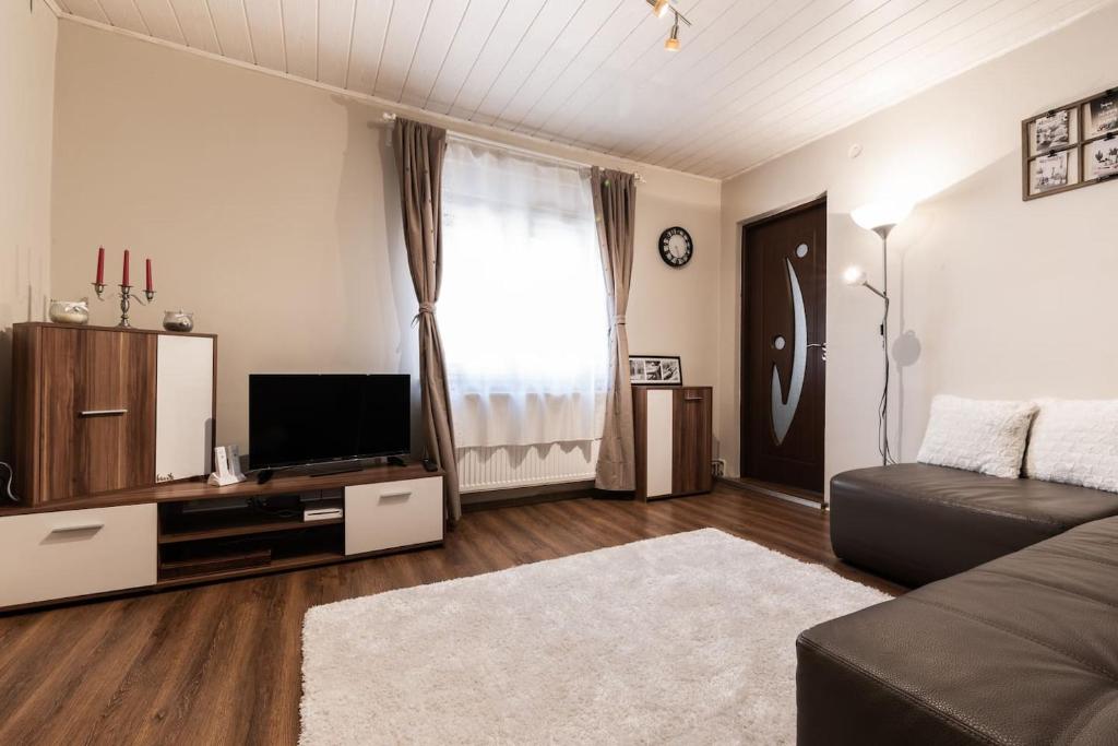 TV a/nebo společenská místnost v ubytování Cozy, quiet & family friendly in Arad