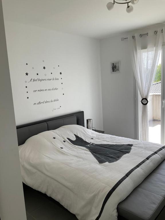 Łóżko lub łóżka w pokoju w obiekcie A 700m de la plage,villa FAMIGLIA avec piscine