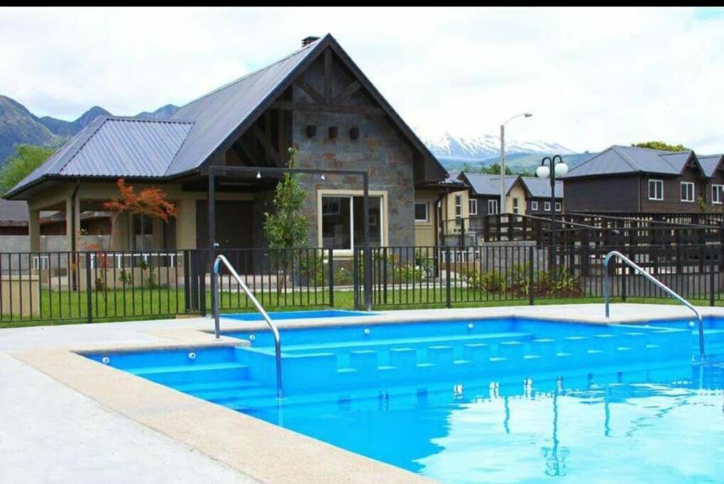 una piscina frente a una casa en Casa condominio Pucón, piscina, en Pucón