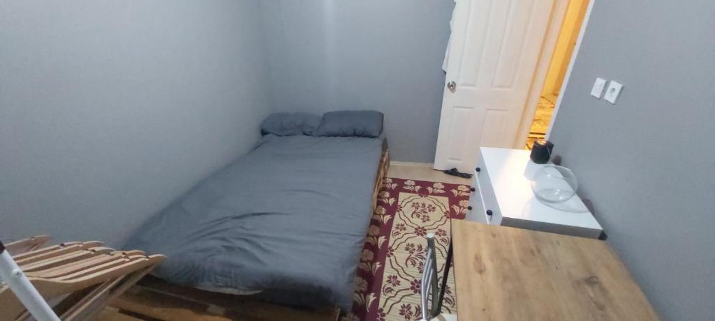 ein kleines Schlafzimmer mit einem Bett in der Ecke in der Unterkunft Private Room in Istanbul #115 in Istanbul