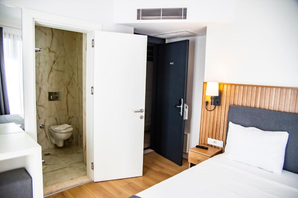 A bed or beds in a room at Silvana Hotel