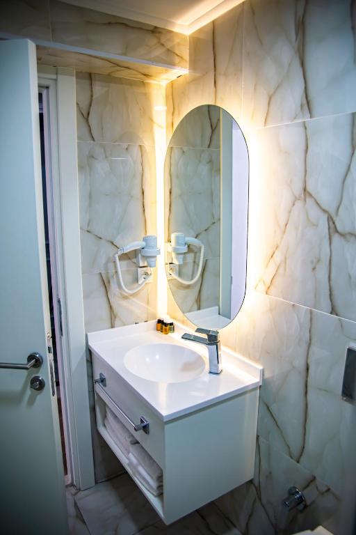 A bathroom at Silvana Hotel