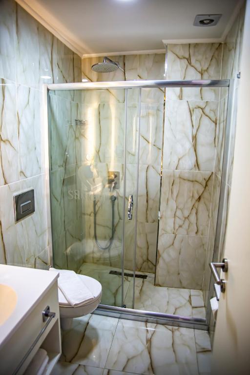 A bathroom at Silvana Hotel