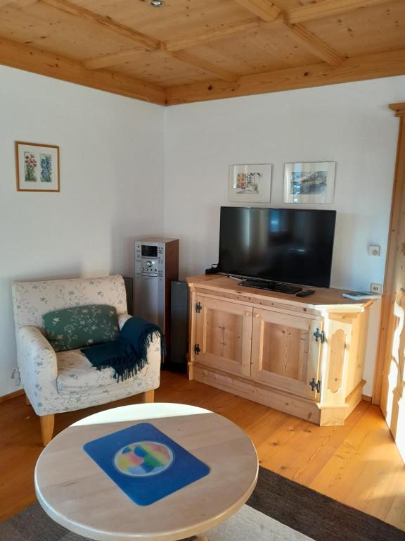 TV a/nebo společenská místnost v ubytování Ferienwohnung Obernauer