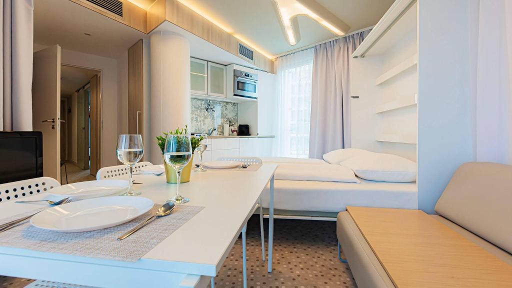 コウォブジェクにあるVacationClub UltraMarine Apartament 21のダイニングテーブルとリビングルームが備わります。