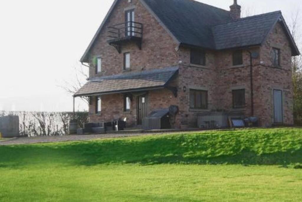 Old Midge Hall Private Hot tub Countryside views, Scarisbrick