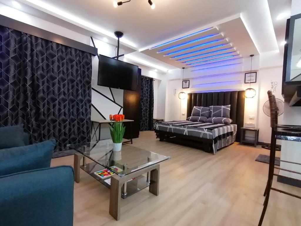 ein Wohnzimmer mit einem Sofa und einem Tisch in der Unterkunft Condo Azur Suites E507 near Airport, Netflix, Stylish, Cozy with swimming pool in Lapu Lapu City