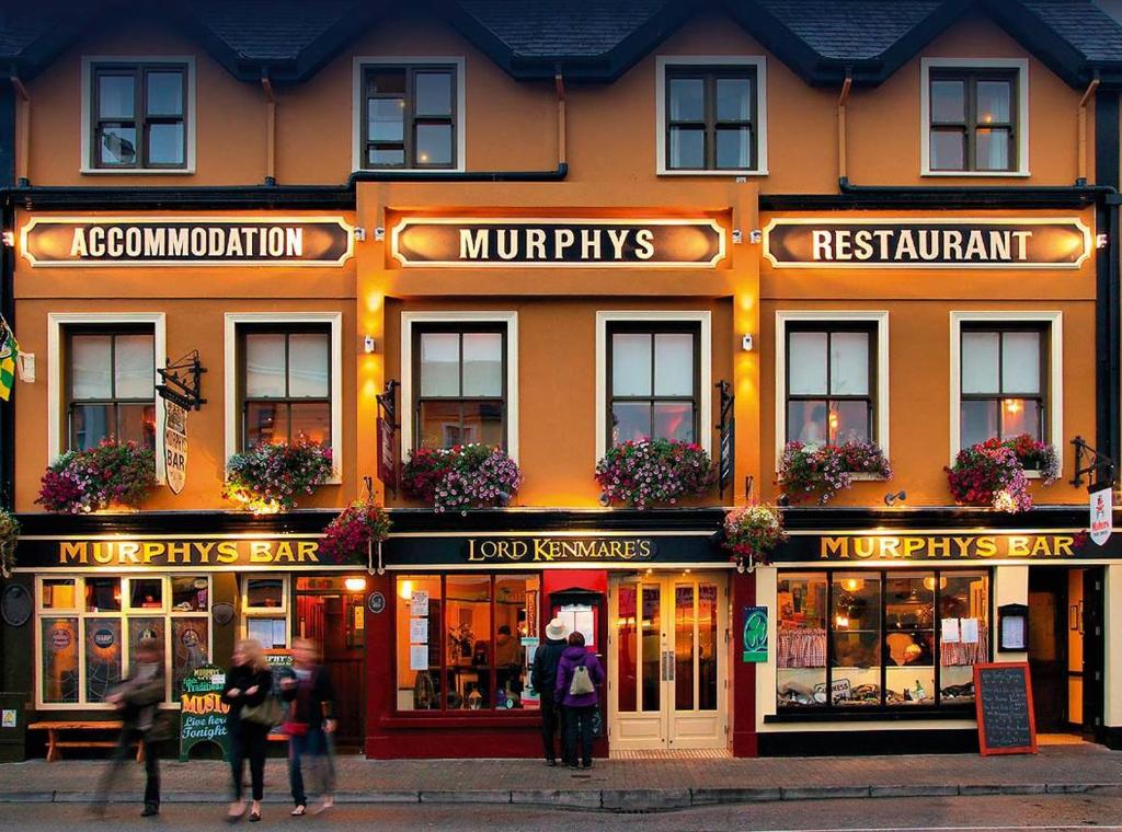 Un edificio con persone che camminano davanti di Murphys of Killarney a Killarney