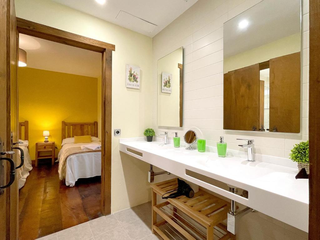 baño con 2 lavabos y espejo grande en CASA RURAL ERVITENA, en Oteiza
