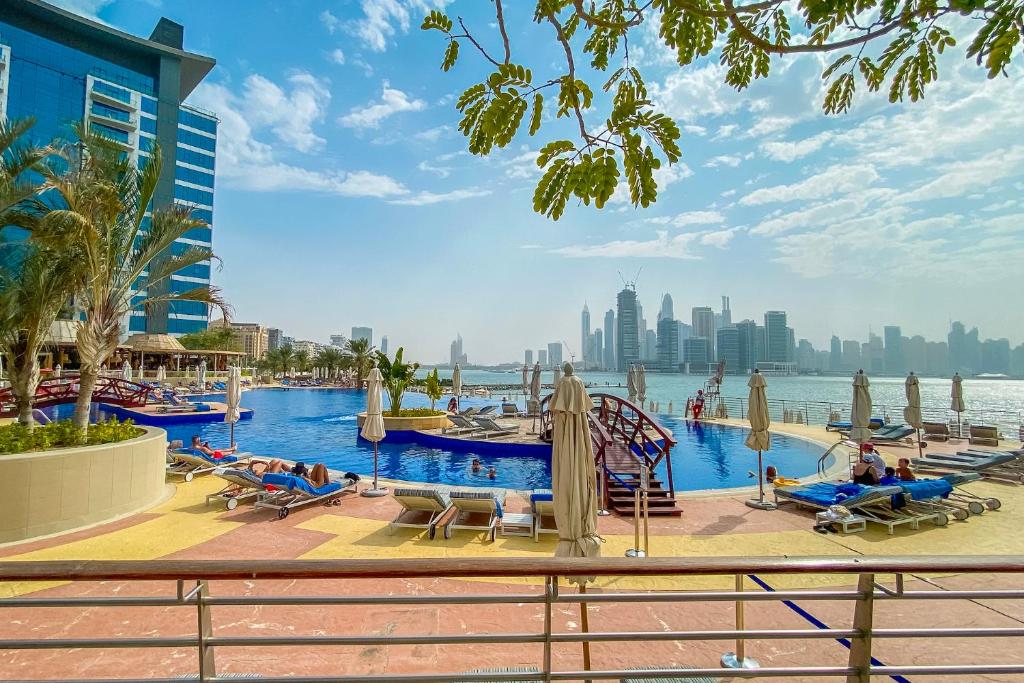 Výhled na bazén z ubytování Renoveted Marina view apartment in Oceana nebo okolí